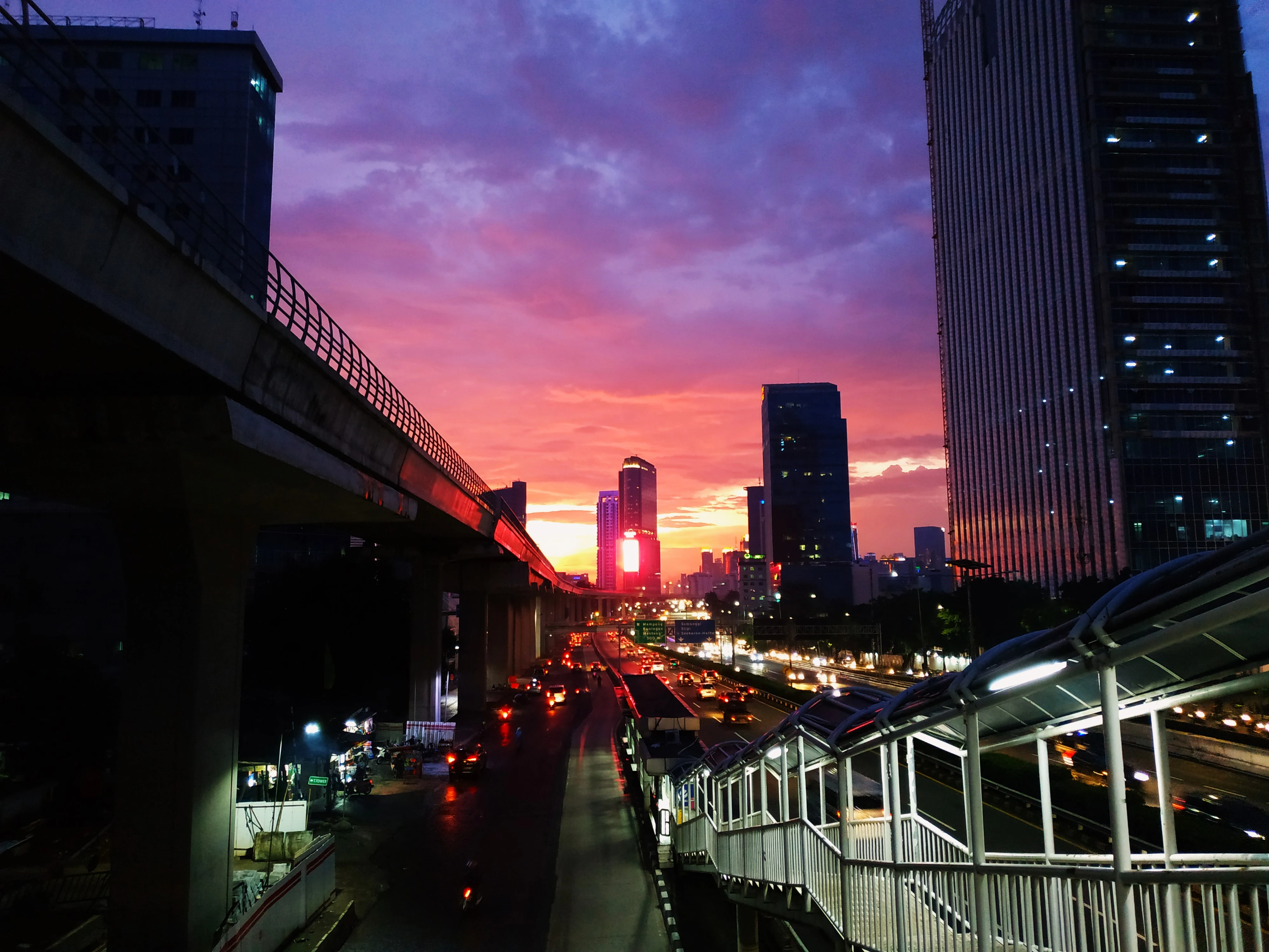 foto sunset dari JPO Pancoran Barat, Jakarta Selatan